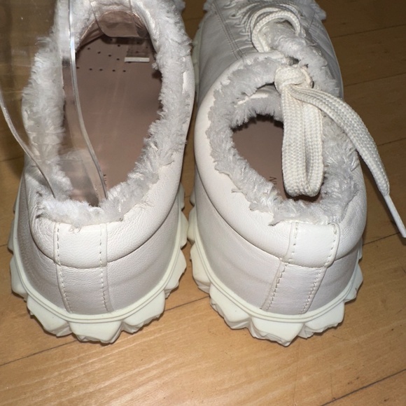 Like New Stuart Weitzman white  fringe Cover story Sneakers,7.5, CB2387 - Picture 6 of 7